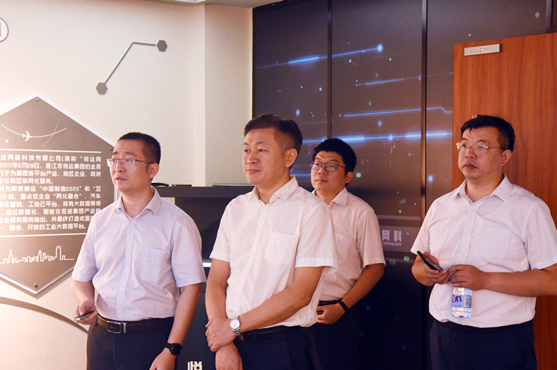 省工(gōng)信廳企業(yè)信息化(huà)處王萬軍處長(cháng)來(lái)悅達網科(kē)調研工(gōng)作(zuò)